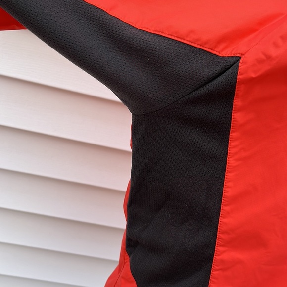 The north face windbreaker with stow pockets in excellent condition - Picture 11 of 16